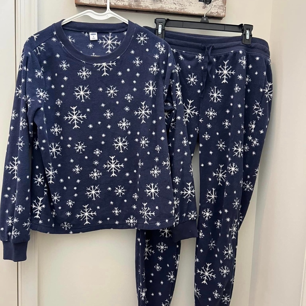 Old Navy Snowflake Fleece Set Size Medium (2 pieces) ❄️❄️❄️